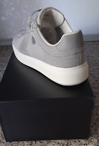 Pantofi sport noi 